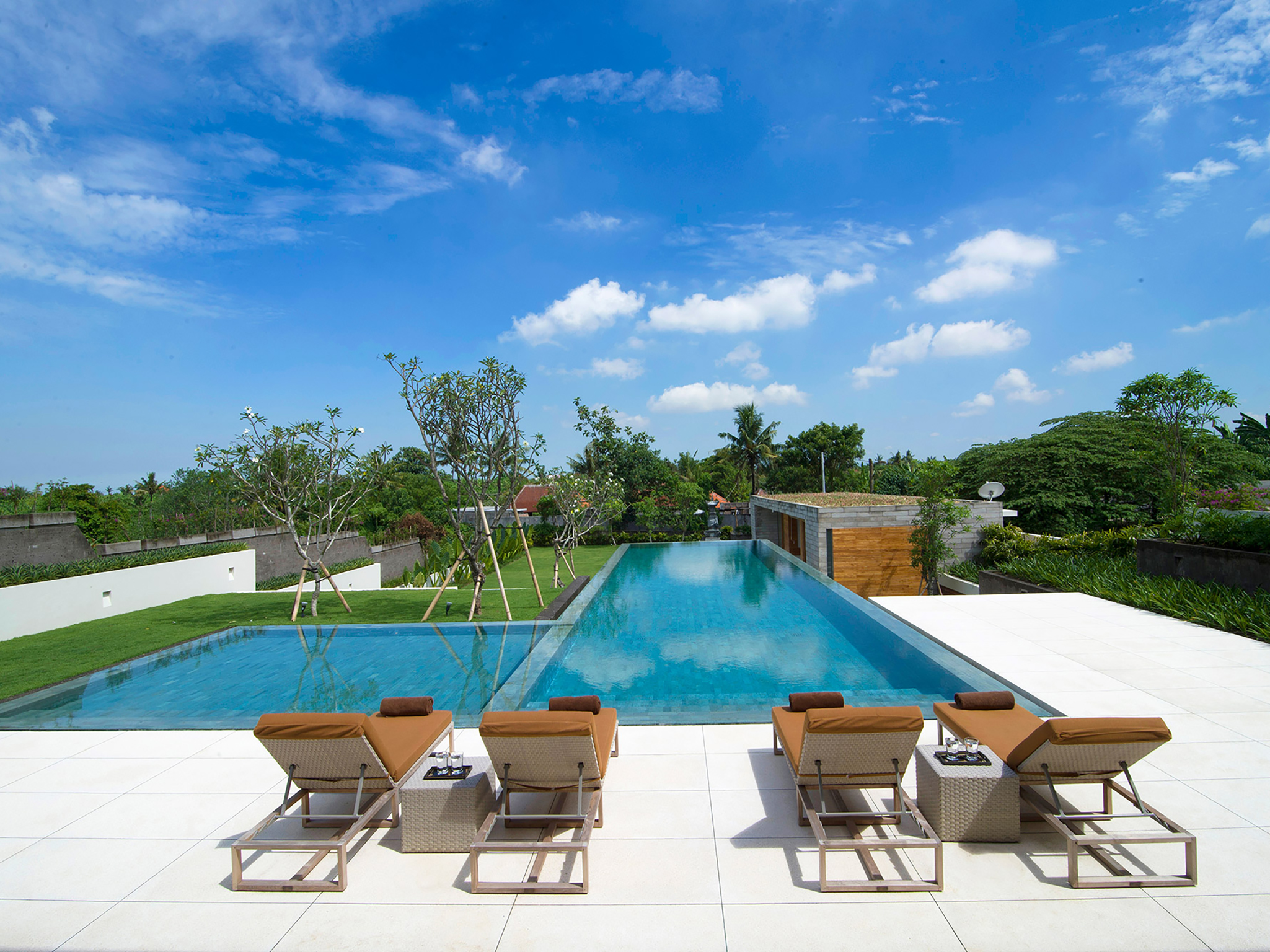 The Iman Villa - Sunloungers by the pool - The Iman Villa, Canggu, Bali